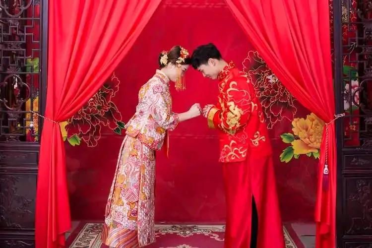 上联：媒娘缔结姻缘美；
下联：？？