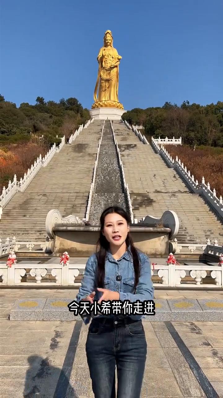 看到它你就有福了，健康福气都有了。这座就是全世界最美最灵动的如意大观音，青铜圣象