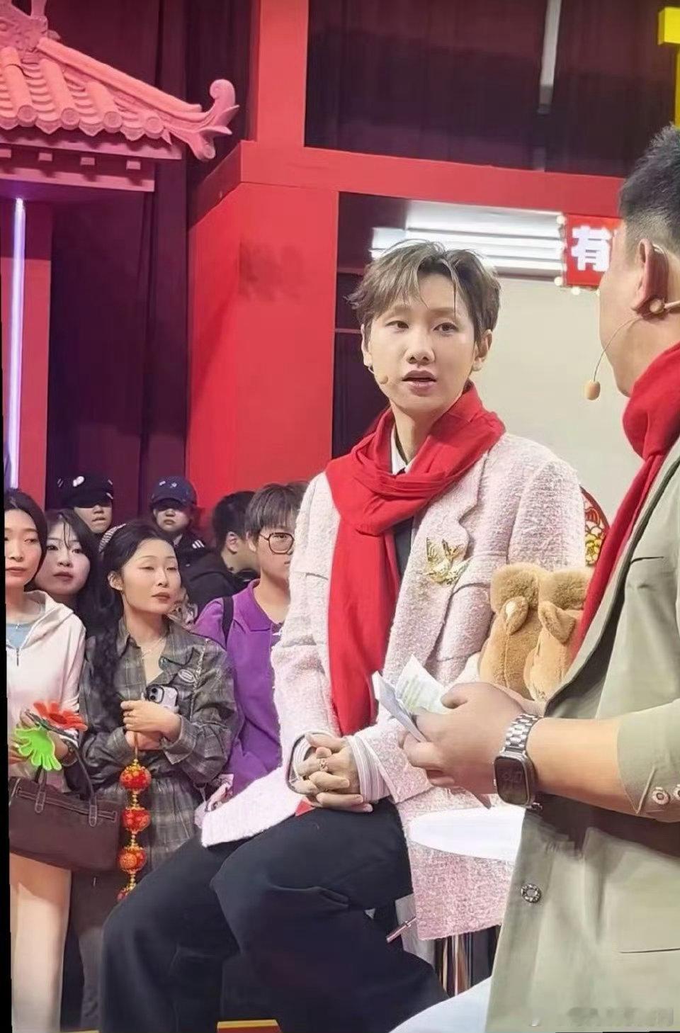 汪苏泷辽宁春晚阵仗也太夸张了辽宁春晚 汪苏泷辽宁春晚的阵仗果然没让人失望！红色装