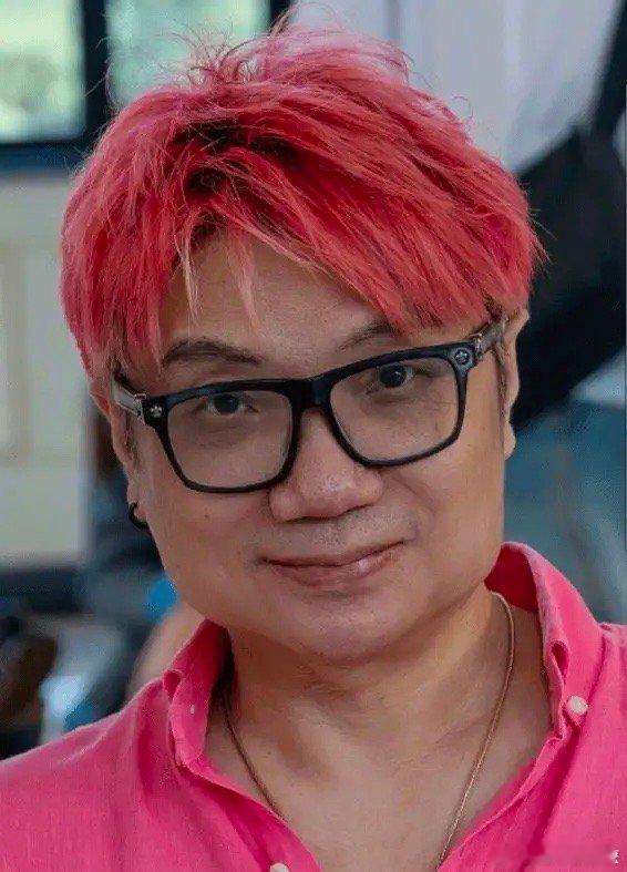 这不是程青松第一次被推上风口浪尖。包贝尔曾主动加程青松微信，只为骂他一顿，接着又