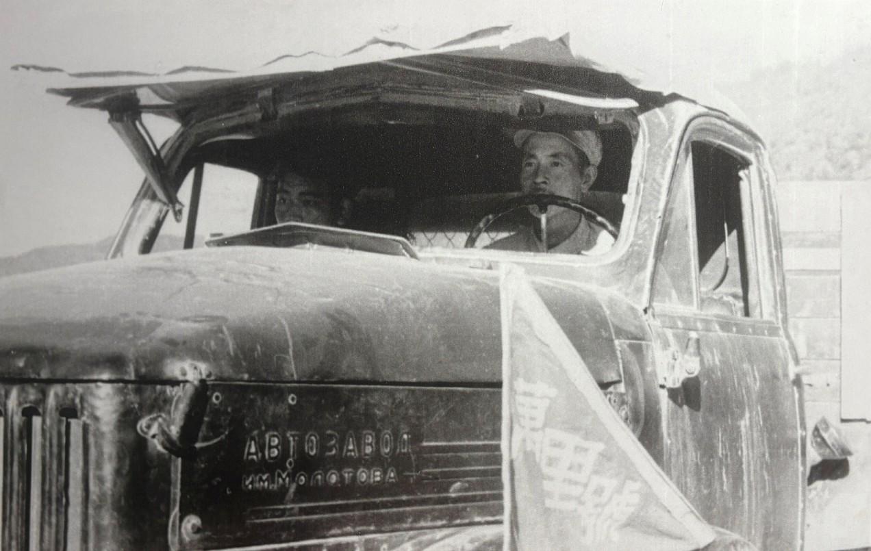 志愿军特等功臣、二级模范尹继发正驾驶车辆执行运输任务。他五次战役安全行驶1400