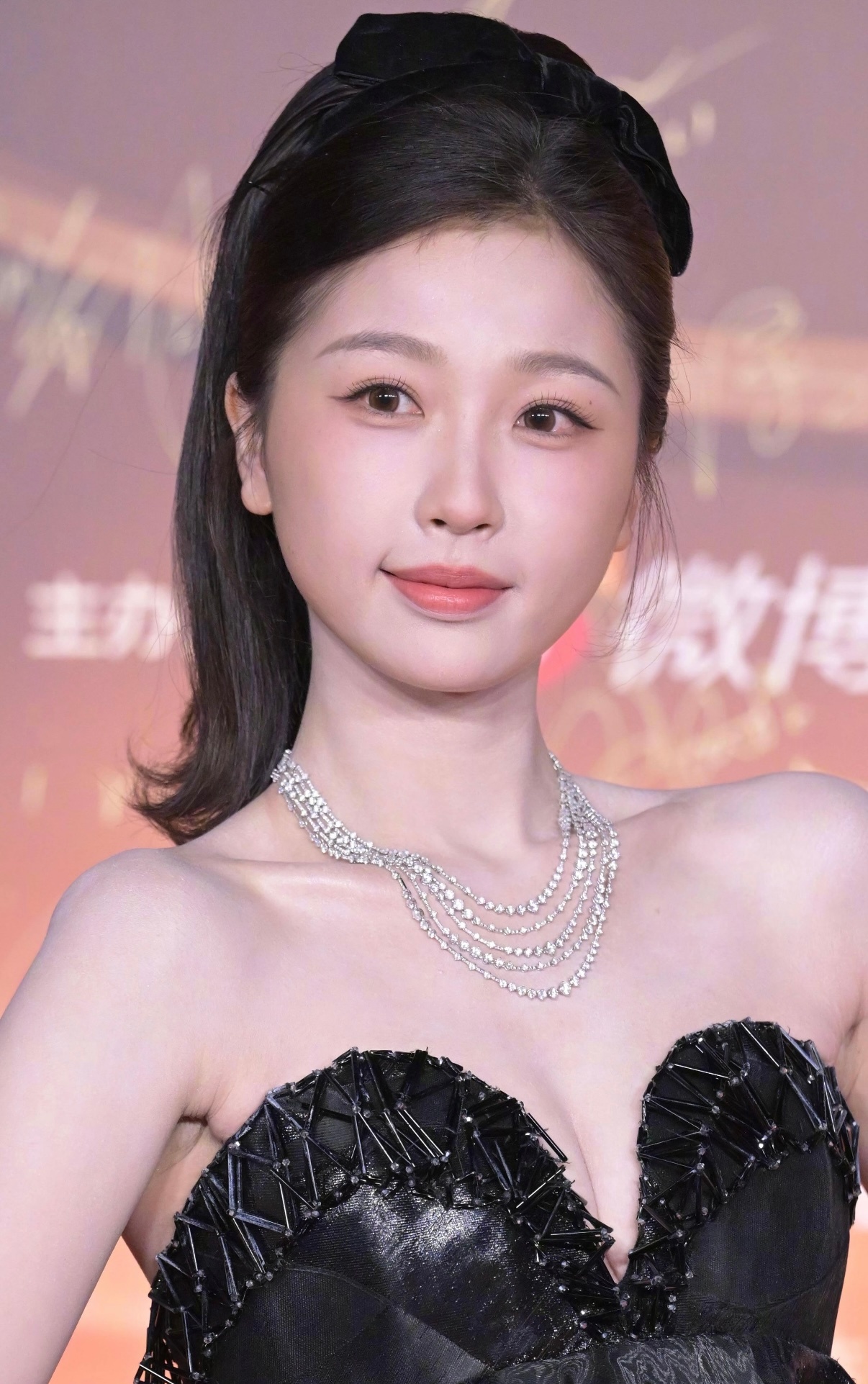白鹿和虞书欣生图对比，谁赢了？白鹿演蚌精vs虞书欣演蚌精 