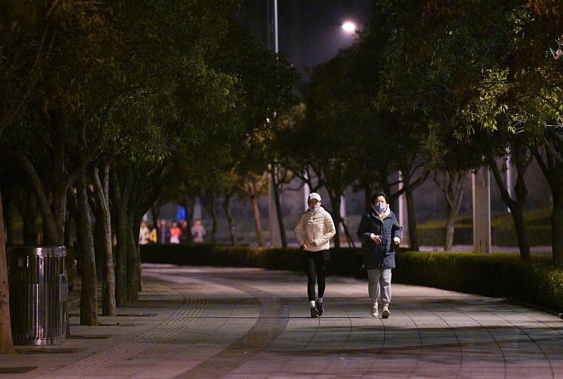 之前还在纠结每天抽1小时快走，还是挤时间跑几公里，想选个最延寿的运动方式，结果翻