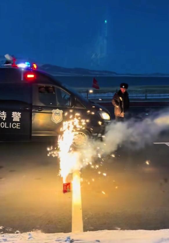 “人怎么能这么聪明！”广西，女子和朋友在马路边放烟花，不料，民警开车过来，下车询