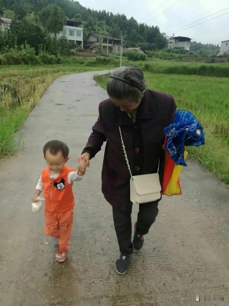 大家有没有发现，如今很多老人帮子女带孩子时，宁愿把孙子接回自己家，也不愿住在子女