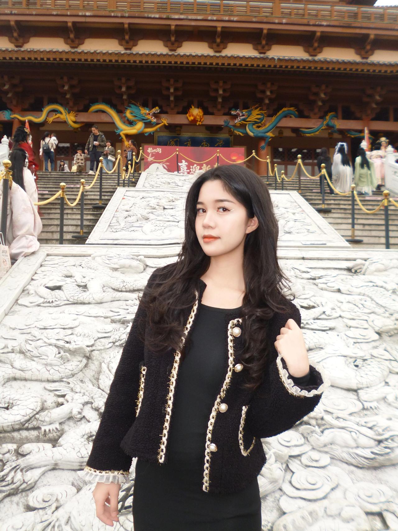 龙城阁下面，小姐姐怱怱打卡几张古建筑才是真震撼 旅游观天地见众生阅自己 古建筑打