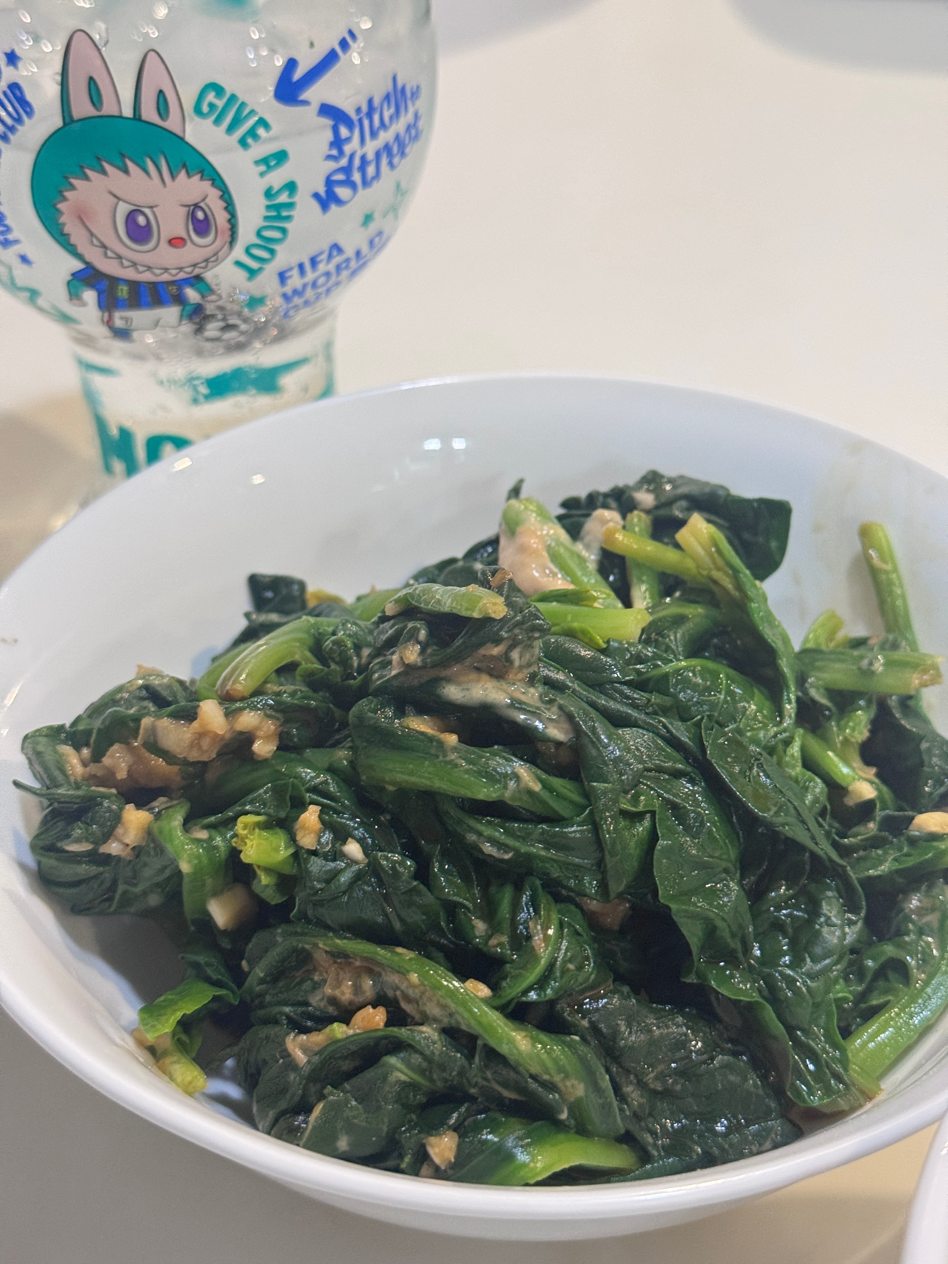 最近迷上了凉拌菠菜，还放了点二八酱，超好吃周末济南的天气也很好，开心～ 成都