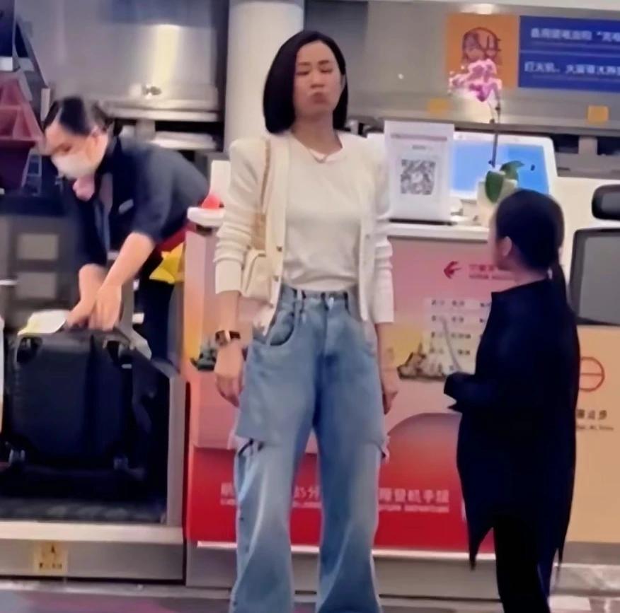 佘诗曼
在机场被小女孩求合照
开始时，佘诗曼假装摇头不答应
接着说，开玩笑的啦
