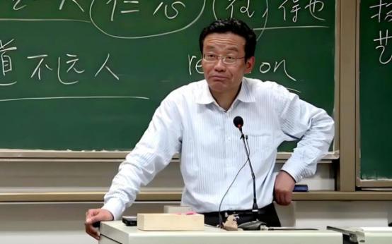 复旦大学那位以敢言著称的教授，又一次把镜子推到我们面前。镜中映出的不是盛世繁华，