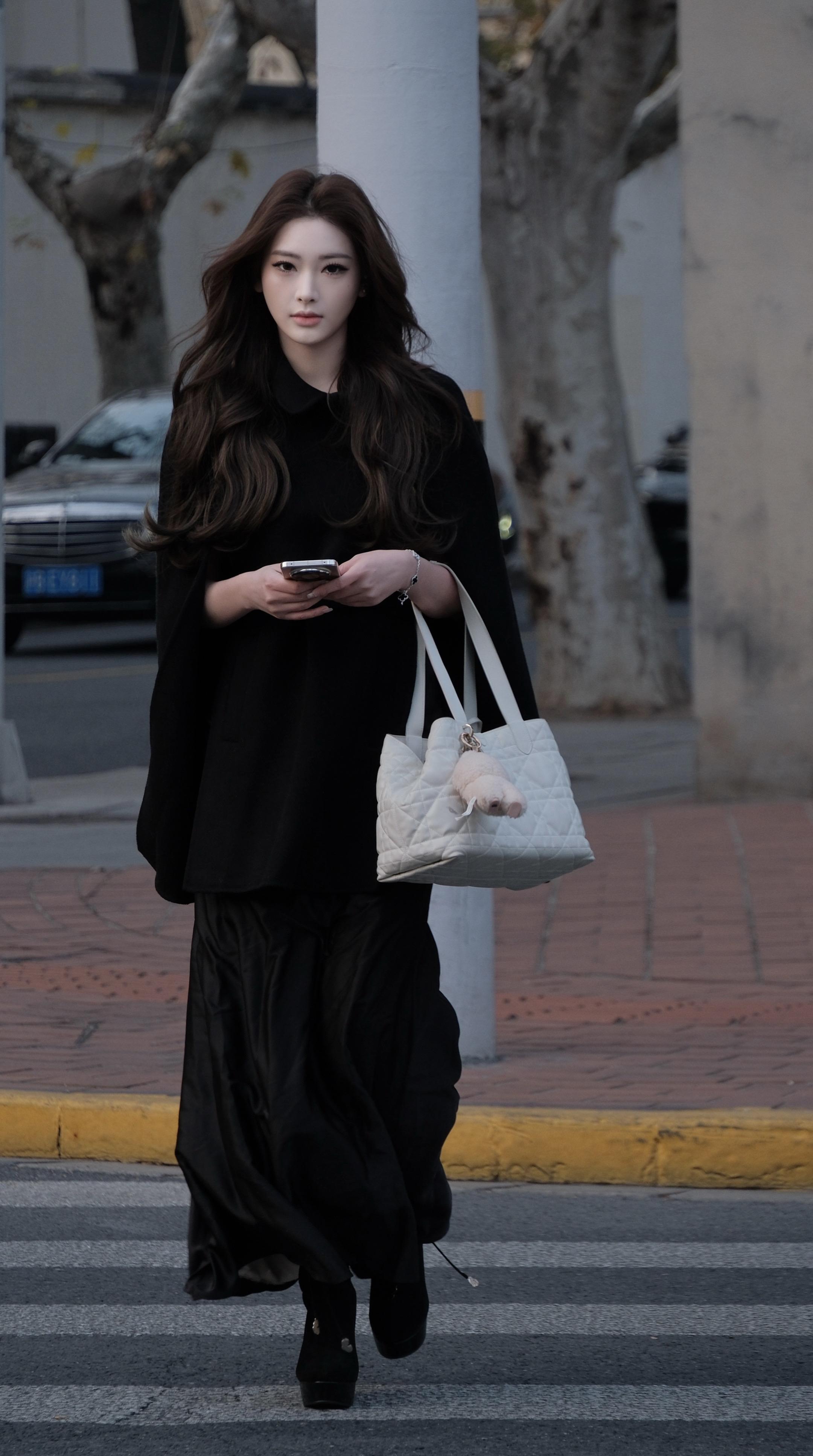 上海街拍。天啊！还得是上海！每个小姐姐的气质都美的我以为在哪个电视剧里看过！！