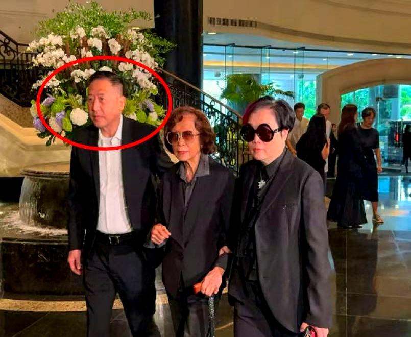 施南生的追思现场里，最让人愣住的，偏偏是唐鹤德。
不是徐克，也不是林青霞，而是张