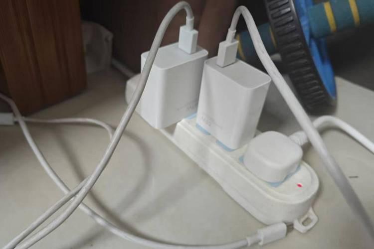 你家充电器还插着没拔？小心它在“偷电”还玩火！

刚看到实验数据吓一跳：6个品牌