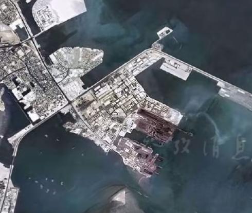 连续四夜空袭伊朗本土，同一天恢复海上封锁，就在炸弹还没停的时候，特朗普对着福克斯