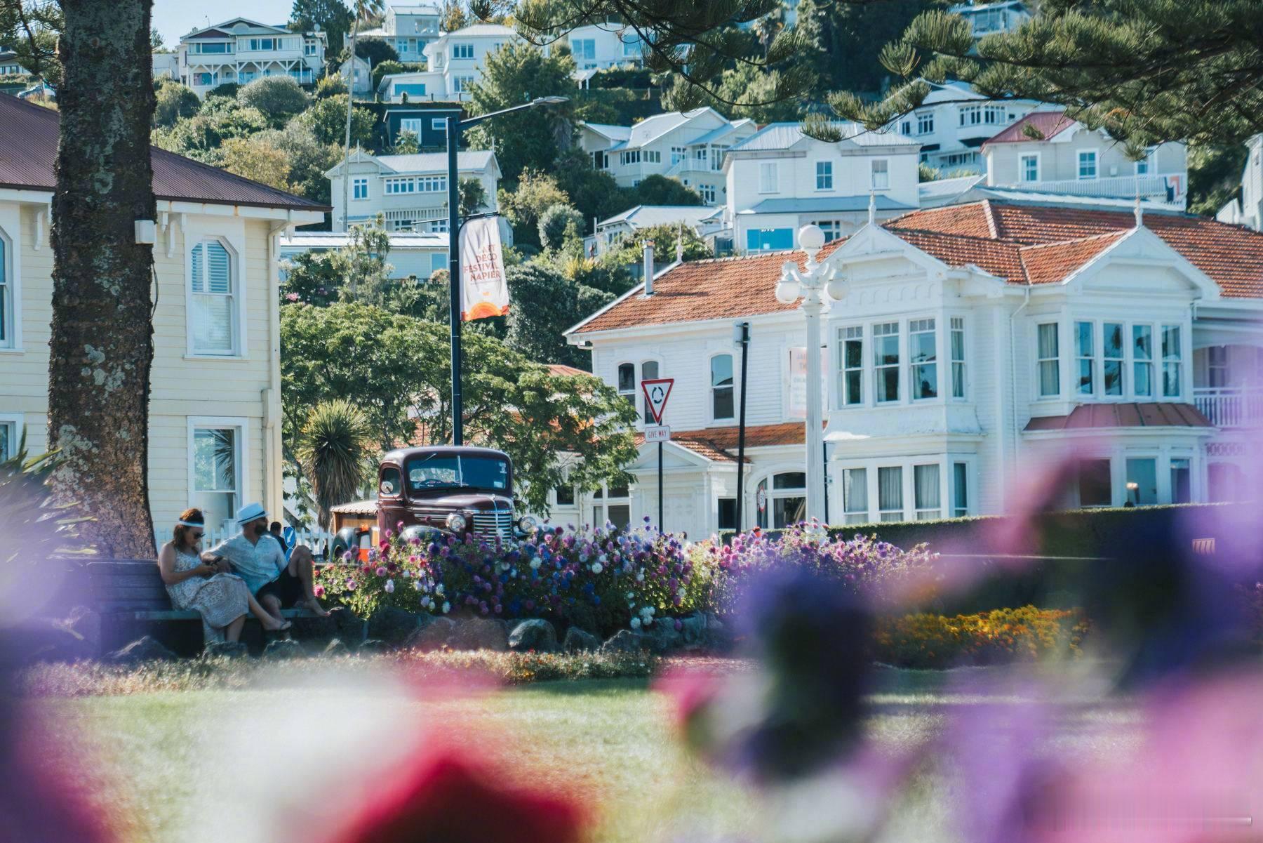 尾巴生活 Napier 有生活气息的 Art Deco 小城赶上了周末的 Art