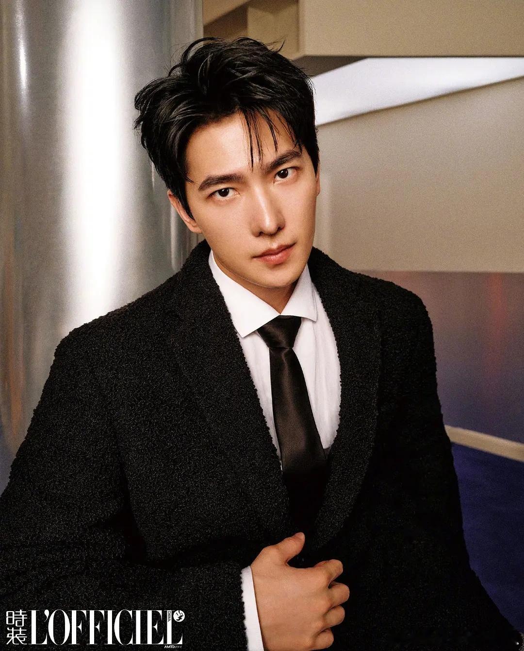 杨洋 时装 六月封面，气质多变，昨天青葱少年，今天气质型男，帅得轻轻松松[爱你]