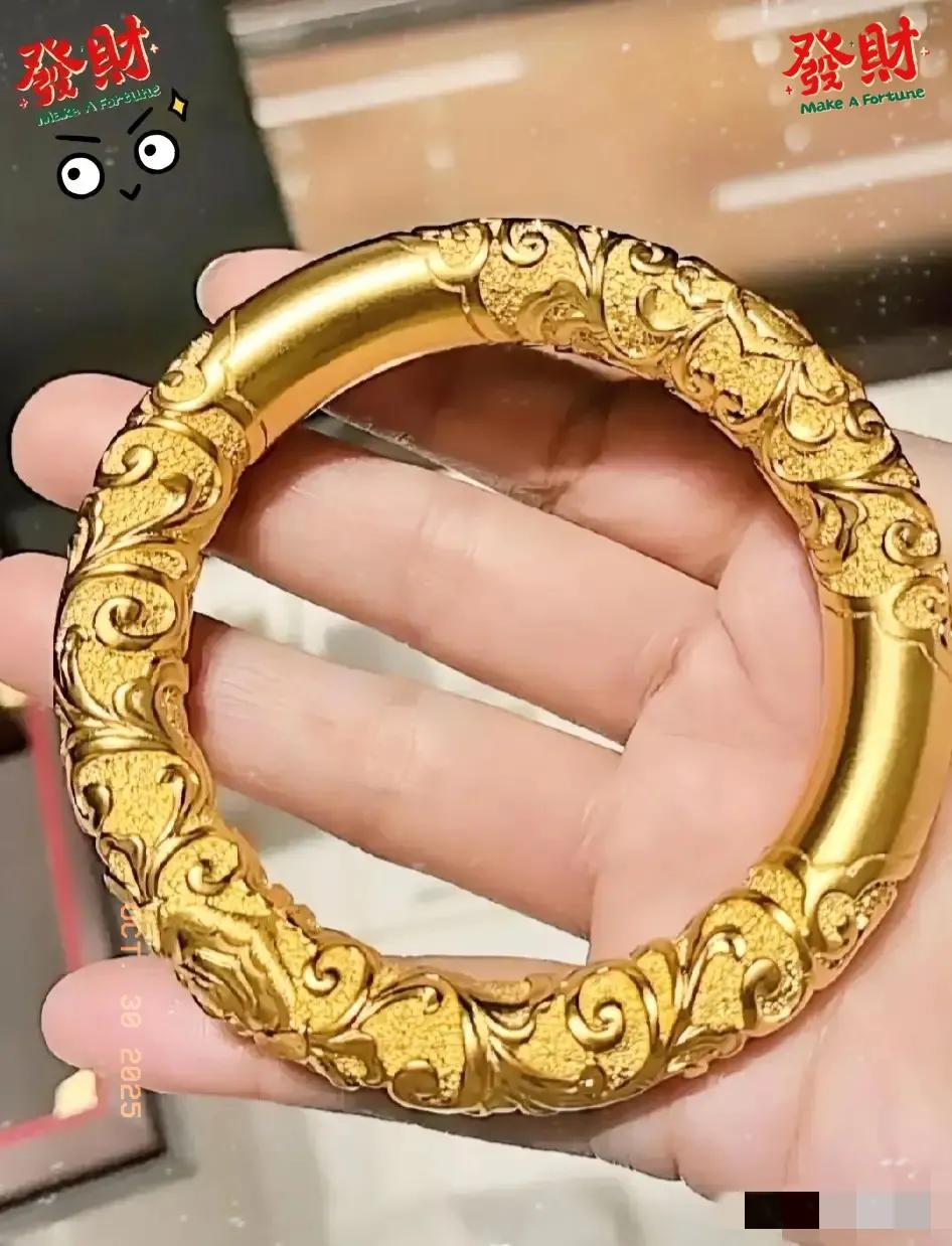 一夜之间，

金价彻底失控了

10月30号这天，一只99克的镯子要价10万多，