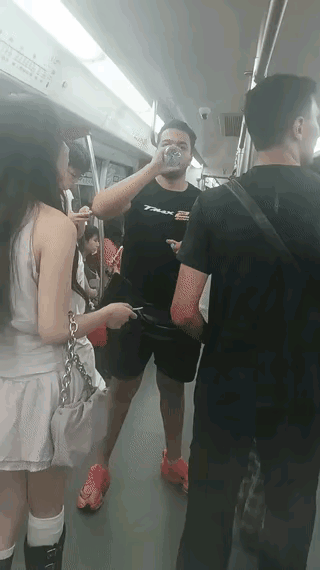 地铁里，一名年轻女子主动搭讪两名外国帅哥，但这名女子又不会外语，只能靠手机翻译，
