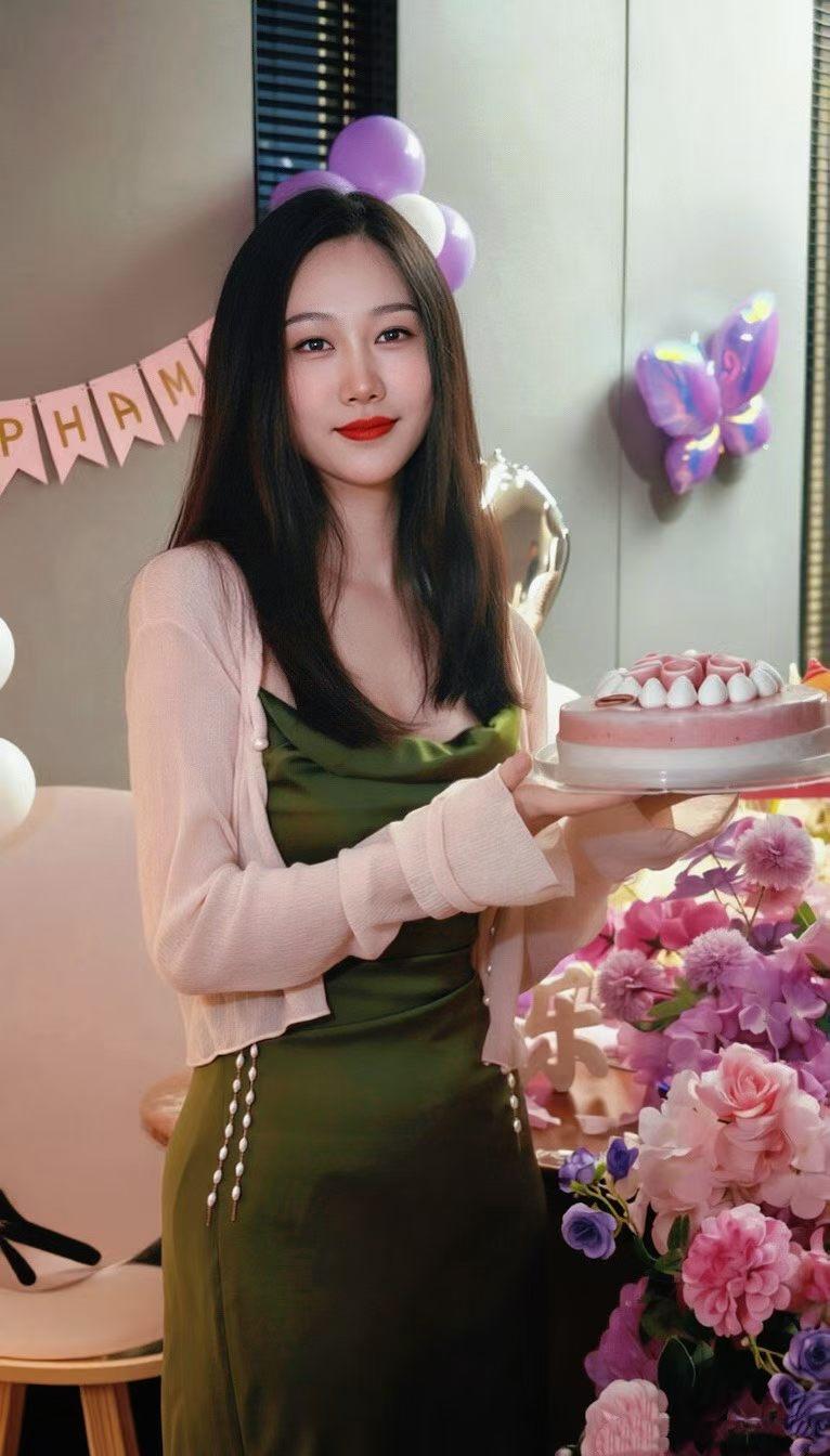 怎么让离婚的女人走出来？让她重新站起来。

一、先治愈情绪：不要讲大道理，先接住