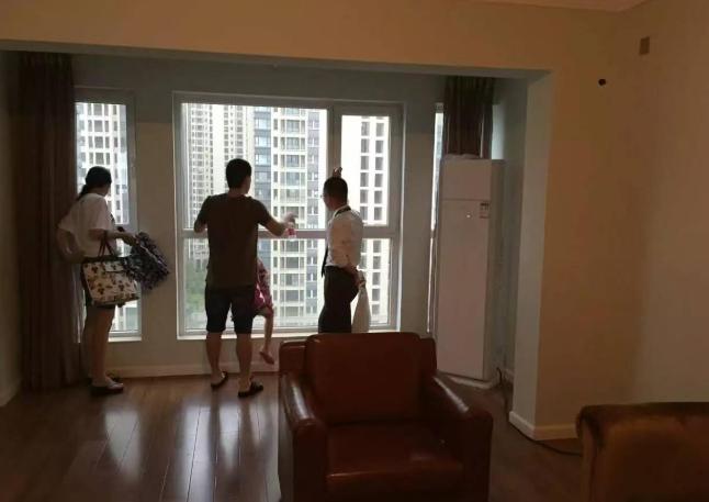 海南，一对夫妻要买房，中介给他们推荐了一套190万的房子，夫妻2人看完房后，妻子