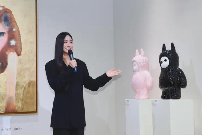 小的女儿Lily举办个人画展，作品风格引起抄袭争议。许多明星支持，也有不少网友关