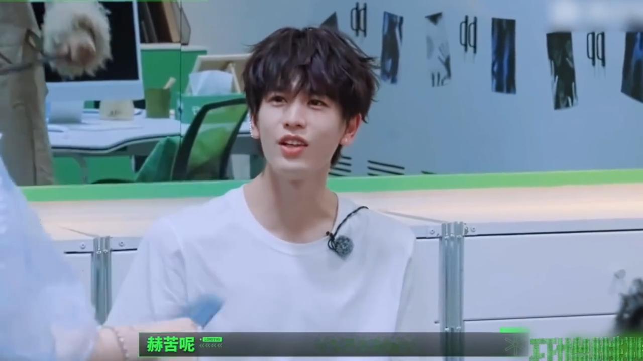 丁程鑫周柯宇笑着看张凌赫撒娇丁程鑫周柯宇看张凌赫的表情又欠又怂说的就是张凌赫！吃