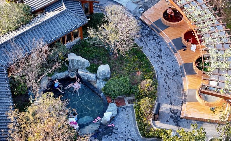 现在年轻人扎堆“中医药温泉”，这可不是偶然现象。2025年洗浴行业规模创四年峰值