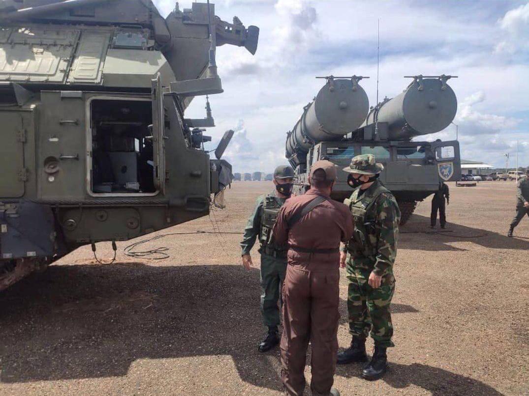 瓦格纳雇佣兵，俄罗斯教官，俄军顾问，都一枪不发，眼睁睁看着马杜罗被抓走？
 
当