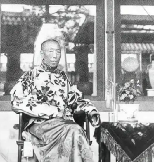 1908年，慈禧太后死后，李莲英便失去了最大的靠山，为慈禧守孝100天后，李莲英