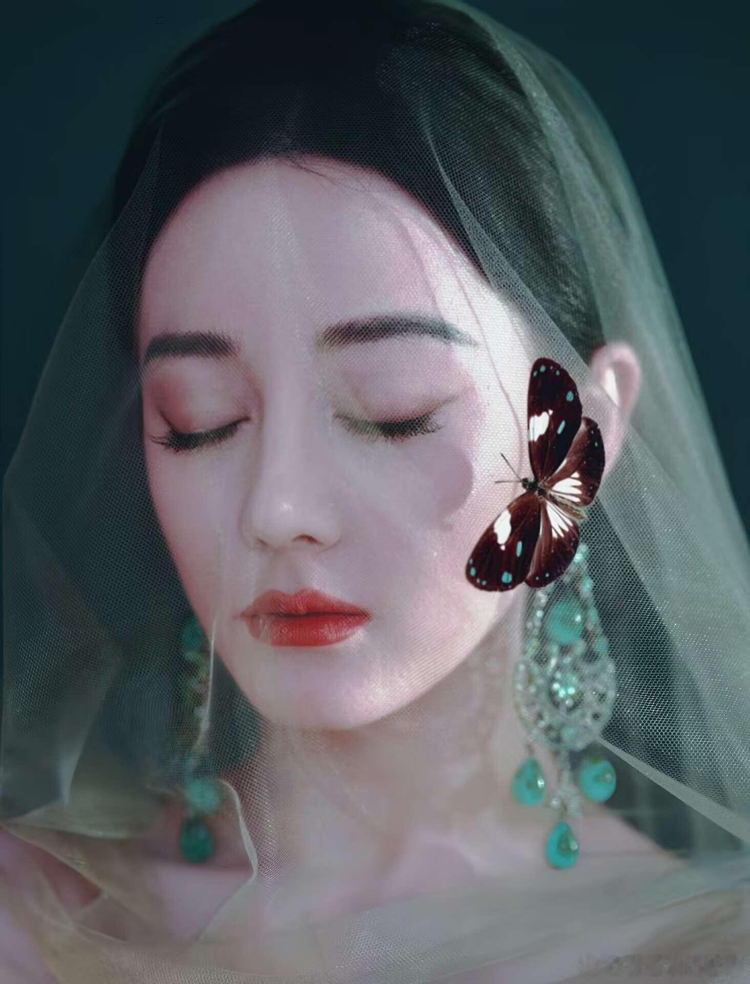 迪丽热巴[超话]   迪丽热巴—优雅忧郁的蝴蝶族族长的感觉不管多夸张的造型我姐照