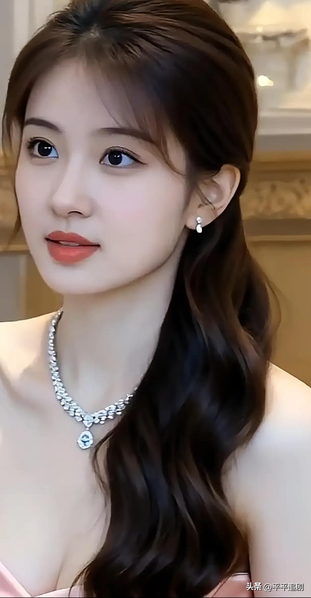 璀璨与温柔撞了满怀，在不经意的回眸里，定格成时光里的惊艳。
中年女性精致感 女性