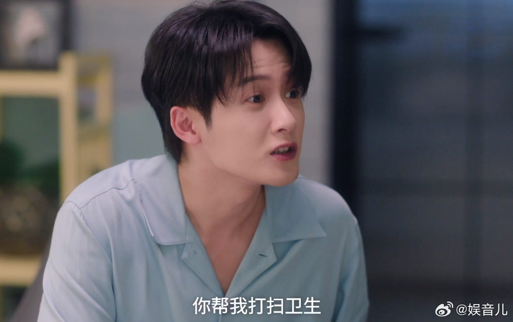 爱情有烟火白天同事晚上同居 白天开会公事公办，晚上抢遥控器互不相让，这种双面人生