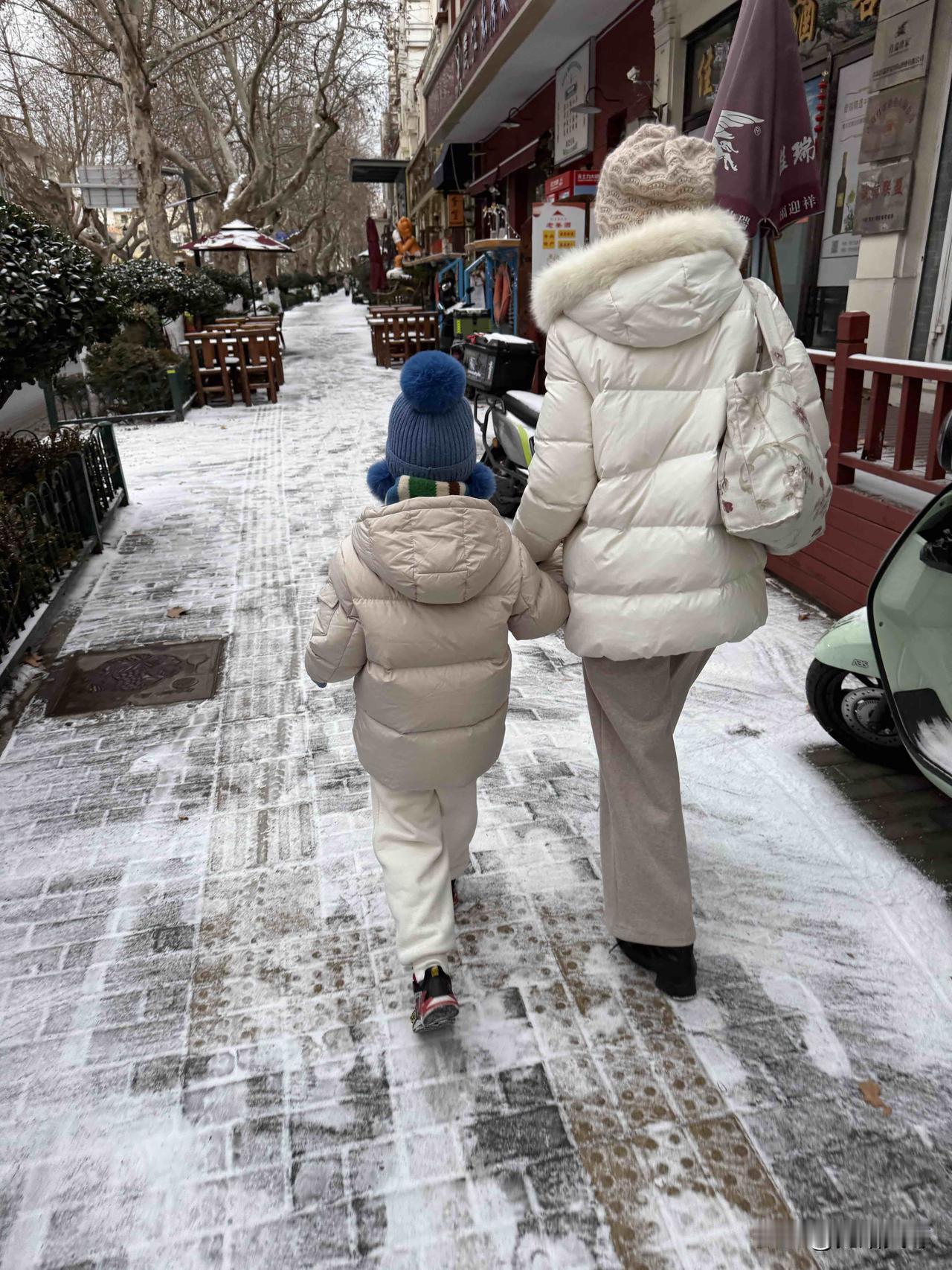 冬日生活打卡季前天晚上青岛下大雪了，昨天早上我们一起去送宝宝去幼儿园去了，雪天路