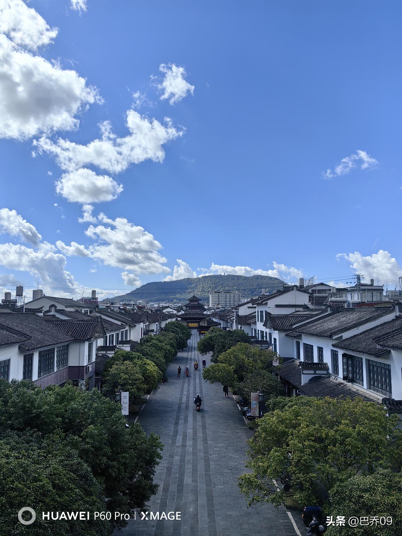 人这一生，奔波半生，真正的成熟从不是年纪增长、阅历堆积，而是慢慢活明白了。所谓活