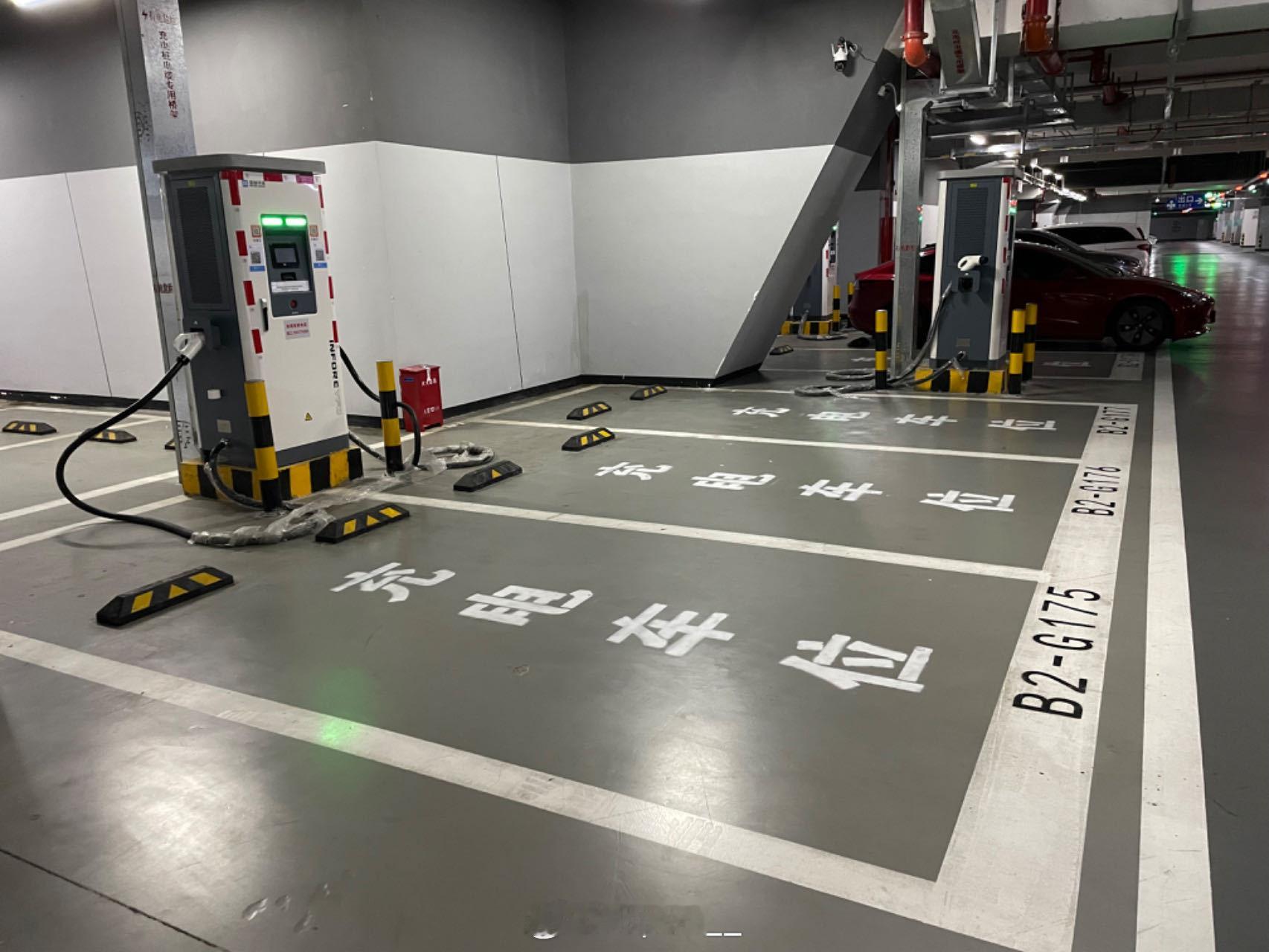 #充电囧事# 这是我住佛山楼下地库的充电站终于有一回让我体会到车头充电的不便；图