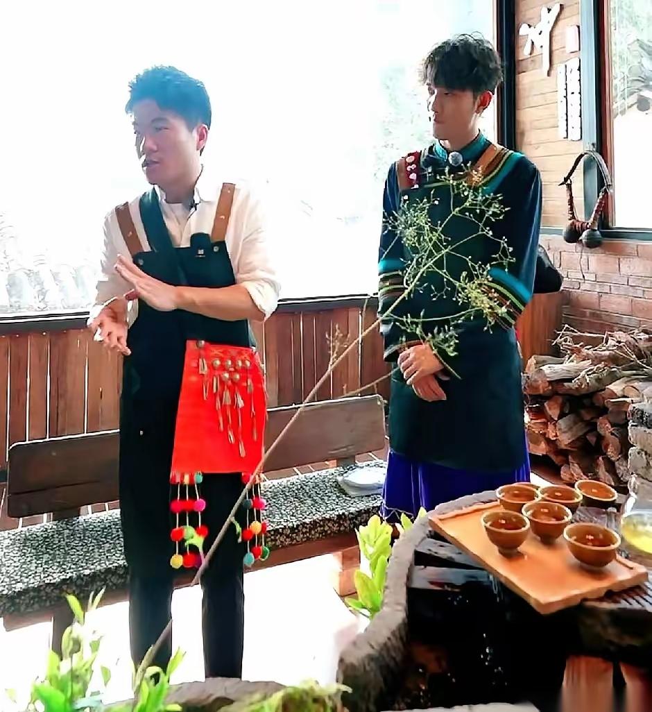 董宇辉在云南直播说了一段话，
挺扎心的：
他公司快一千人了，可爸妈一辈子勤恳，给