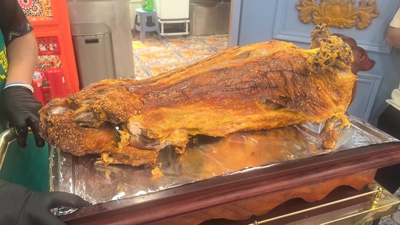 这是什么节奏，我今天辟谷第四天，老哥哥邀请我吃烤全羊，你是心疼我，还是害我呀，看