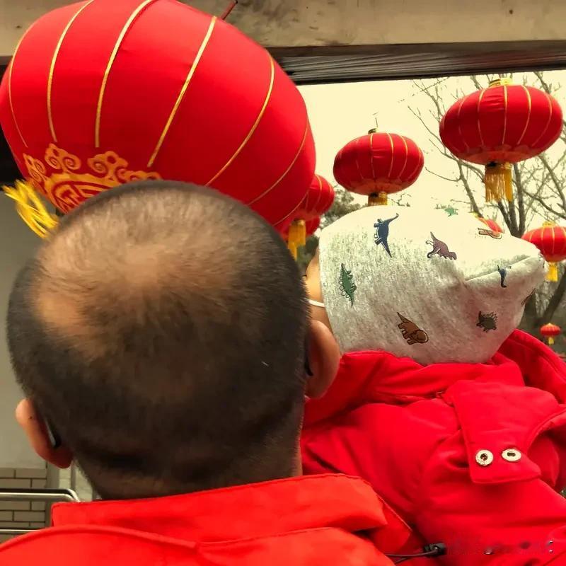 初一剃头纳福这说法挺有意思。以前老讲究说正月剃头死舅舅，可现在很多人都不信这一套