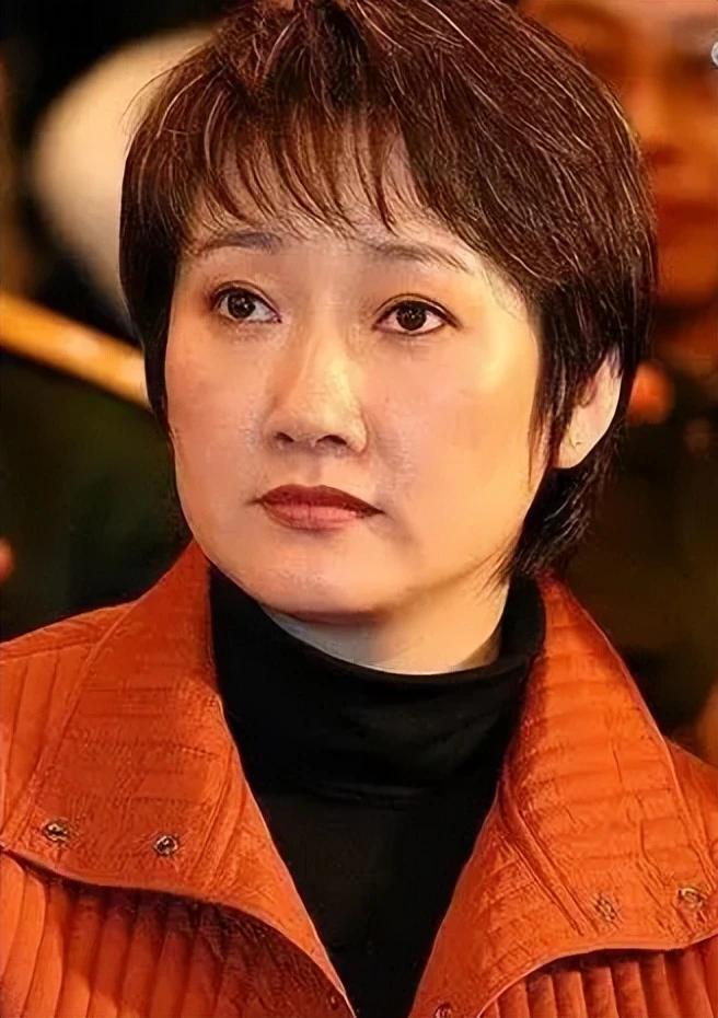 成方圆，一个熟悉的名字，她是一位备受赞誉出色的演技和坚定的表演信念。在她的事业中