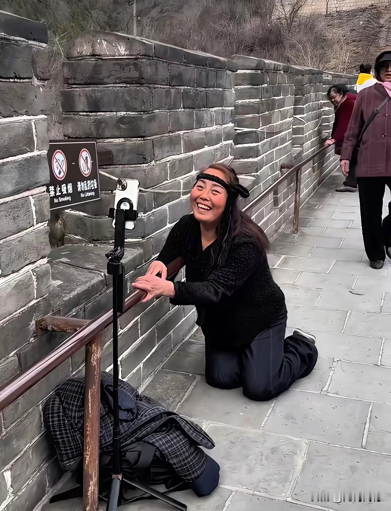 这是跪着直播，简称跪播，这要是一场直播下来，时间不用长了，连着直播俩小时的话，人