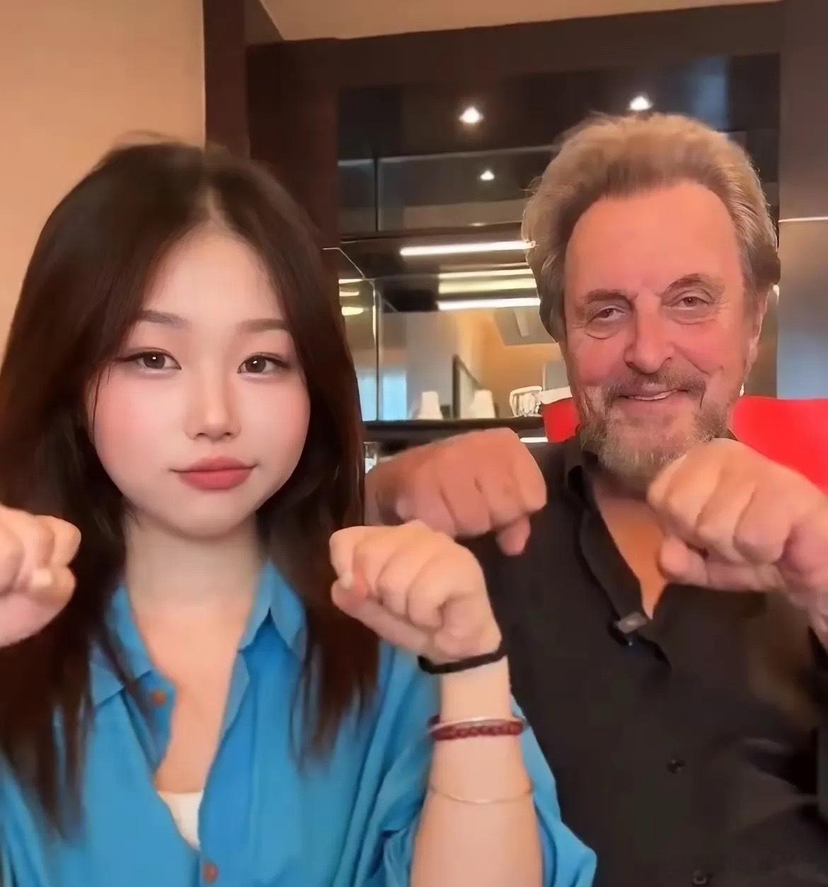 亿万富豪马斯克的父亲跑到中国玩的真花，有钱人的世界真是搞不懂，马斯克的母亲父亲在