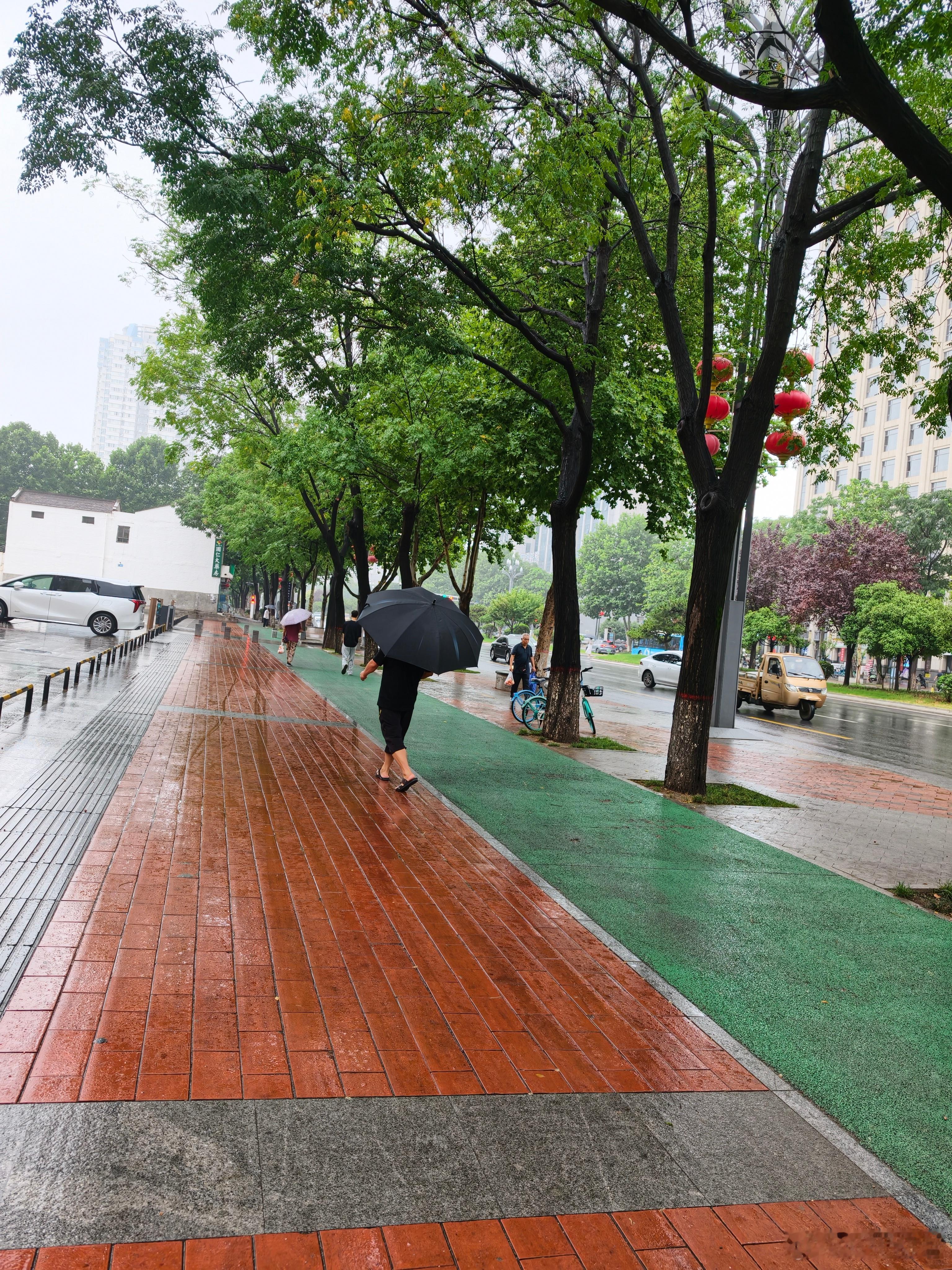 雨天的早晨睡个懒觉，今天外面很凉爽出门溜达着去市场吃个早饭（大概一年吃一次油茶）