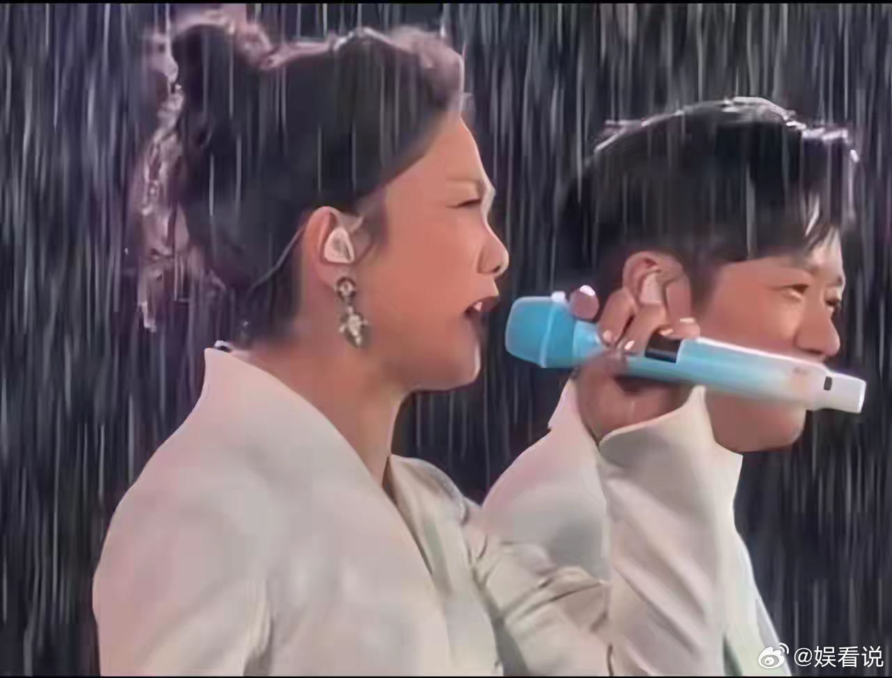 厦门的一场暴雨，直接把内娱的娇气给浇醒了！几万人的露天场子，老天爷倒水一样地下。