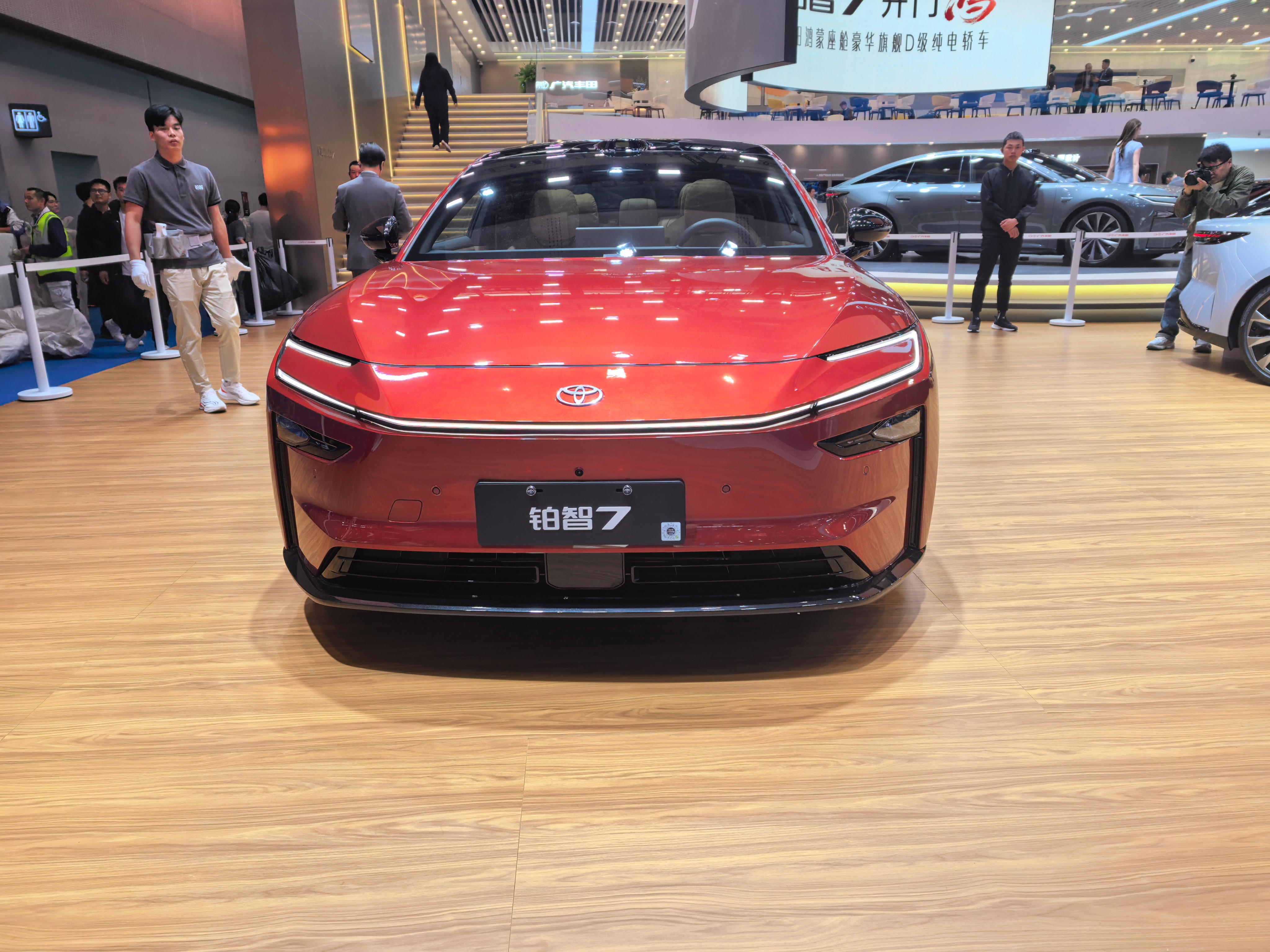 广汽丰田全新推出的20万级纯电旗舰轿车铂智7，超5米的车长，双腔空悬，鸿蒙座舱，