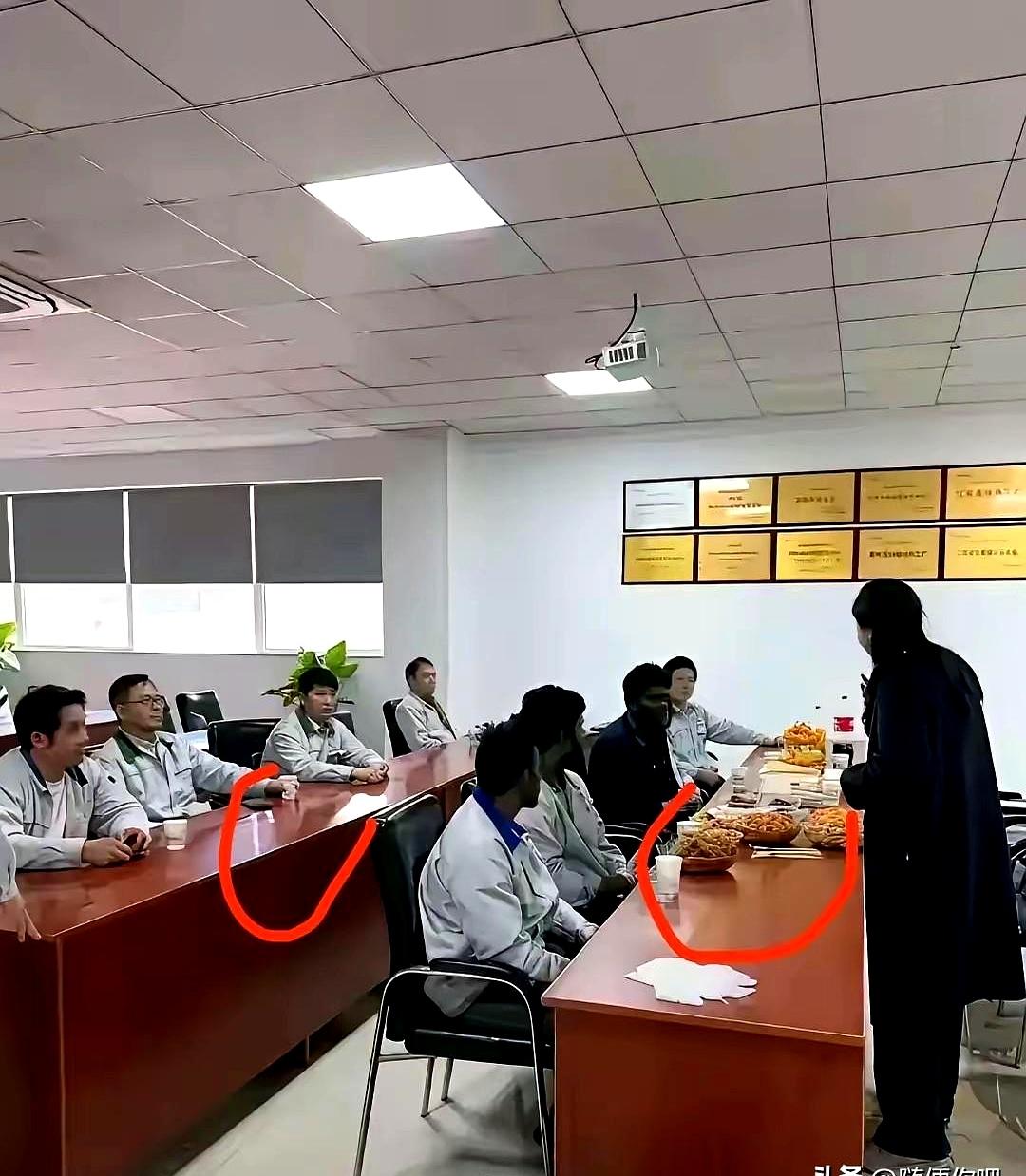 同样是开会，桌子上的待遇居然能差这么多？
苏州一家台资企业的现场画面，真把人看愣