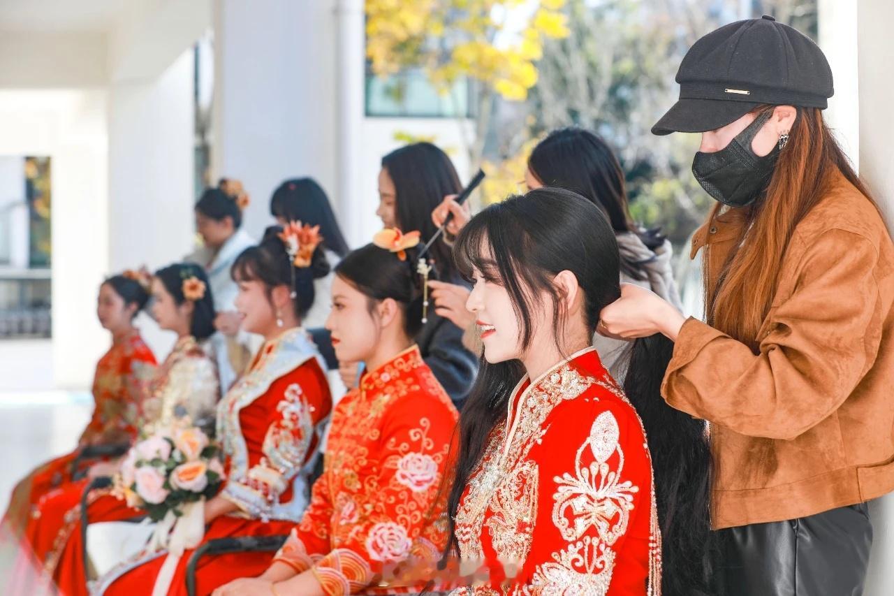 军恋[超话]  近日，第75集团军某旅举办“缘定苍洱 情定军旅”集体婚礼40对新