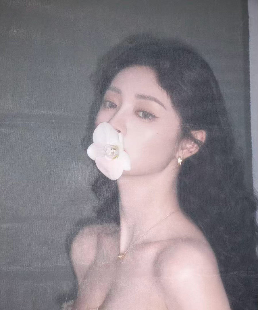 周洁琼好明媚的一张脸这姐的脸是自带打光板吗？真就老天爷追着喂饭的那种长相。周洁琼