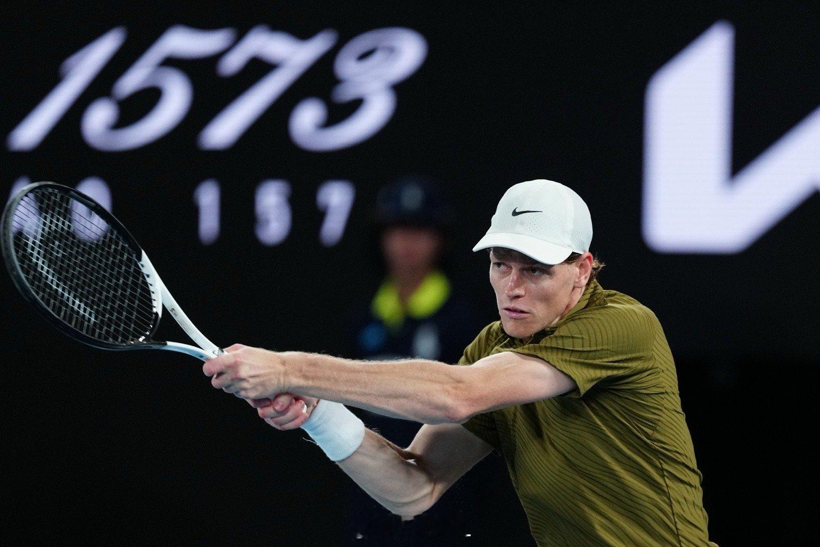 德约科维奇3-6/6-3/4-6/6-4/6-4战胜辛纳，晋级澳网决赛，将和阿尔