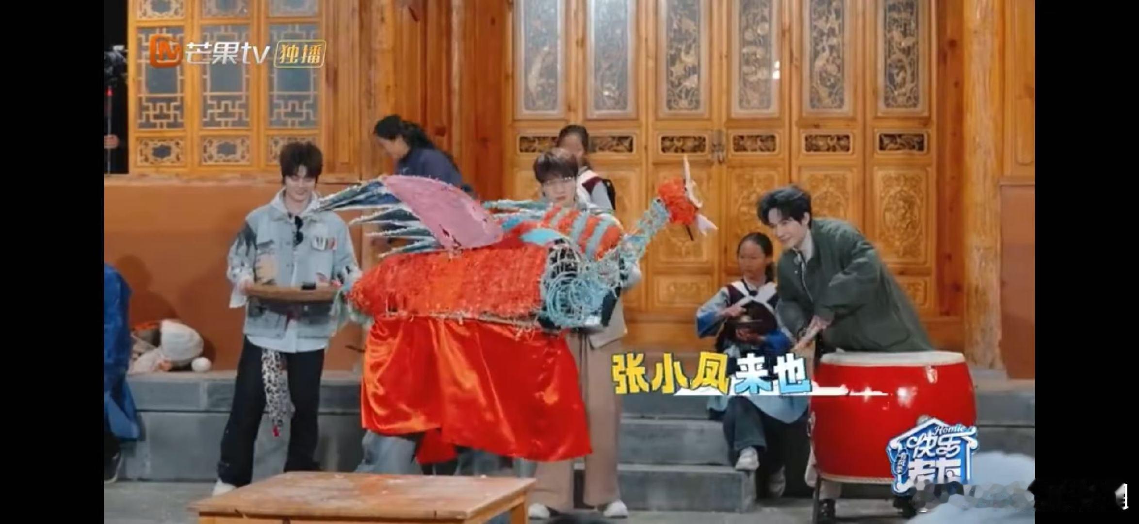 快乐老友记致敬非遗麒麟舞快乐老友记 麒麟步起落有韵，鼓声响欢笑满院，厚米团的麒麟