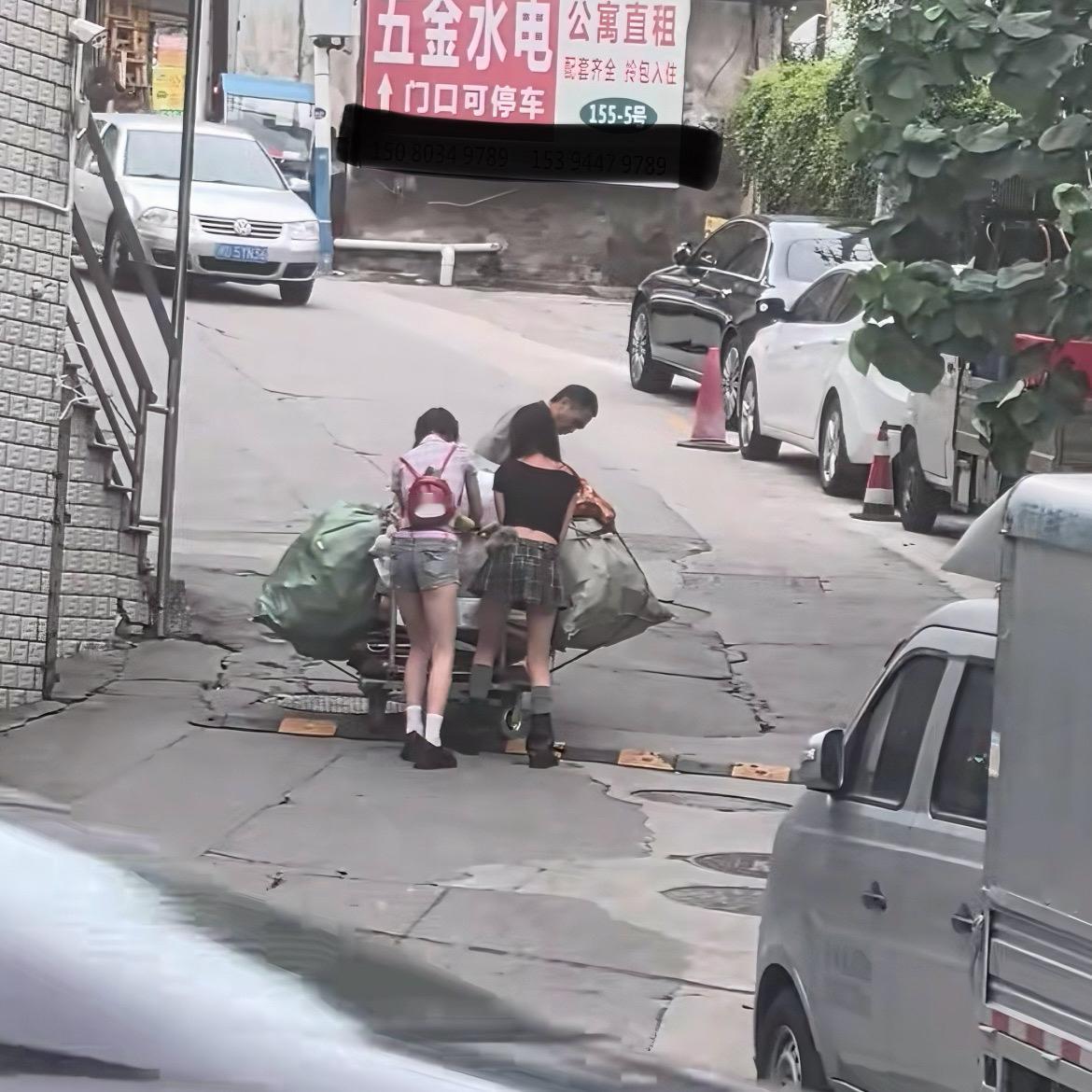 5月6日，一则短视频冲上热搜。画面里，一位老大爷吃力地拉着满载货物的小推车上陡坡