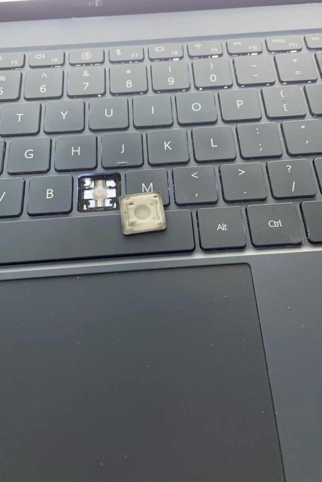华为Matebook X pro键盘质量真差
N键莫名掉出来了，我平时就正常敲字